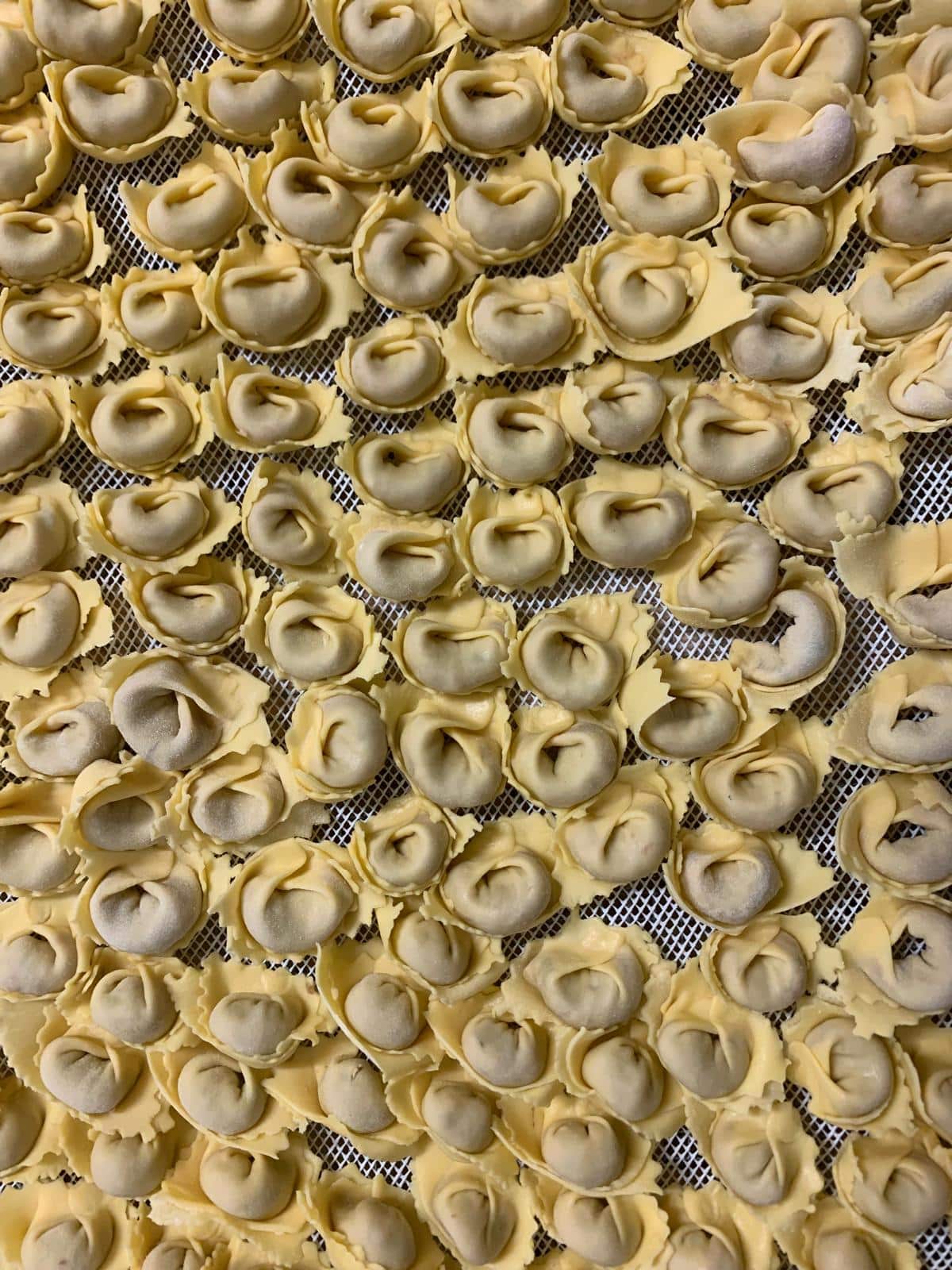 Al momento stai visualizzando Tortellini di nostra produzione anche da asporto                   su prenotazione